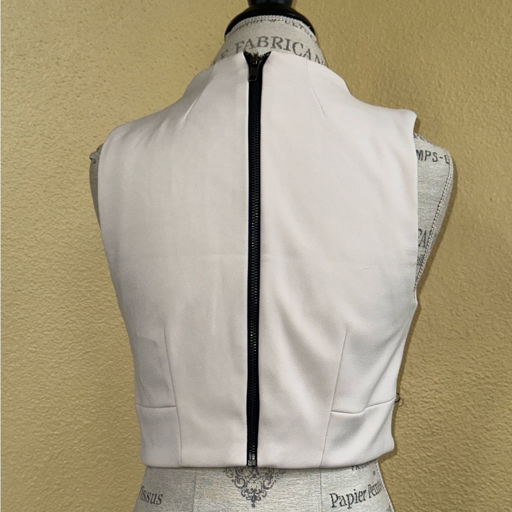 Topshop Cream Structured Crop
Top with Silver Eyelet Detailing Size 6 Like New! - Picture 5 of 9